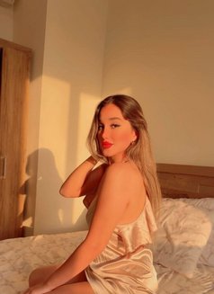 Amal - puta in Muscat Photo 7 of 9