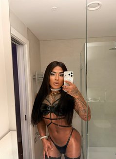 AMANDA BLACK XXL - Transsexual escort in London Photo 2 of 5