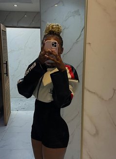 Amber - escort in Guangzhou Photo 2 of 6