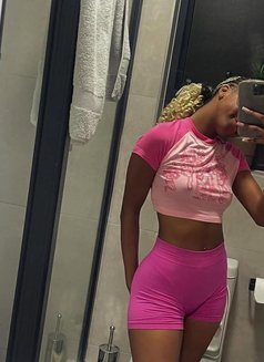 Amber - escort in Guangzhou Photo 3 of 6