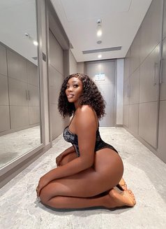 Amber - escort in Riyadh Photo 3 of 13