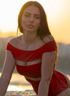 Amber - puta in Dubai Photo 2 of 12