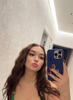 Amel - puta in Hong Kong Photo 11 of 19