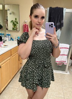 Amelia - escort in Doha Photo 2 of 9