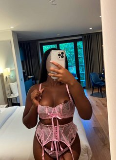 Amelia - puta in London Photo 6 of 8