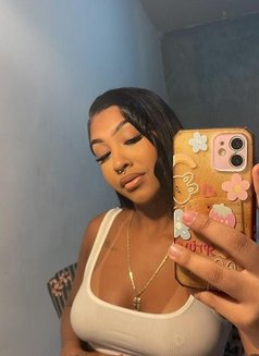 Amelia - escort in Muscat Photo 1 of 3