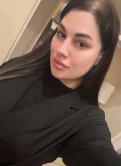 Amelia From Russia - puta in Al Manama Photo 2 of 6