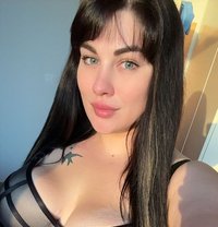 Amelia From Russia - puta in Al Manama Photo 3 of 6