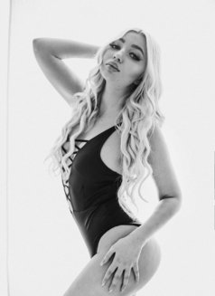 Amelia blonde girl - escort in Dubai Photo 3 of 5