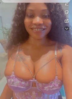 Amelia - escort in Muscat Photo 2 of 4