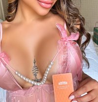 American Alice Messina - escort in Singapore