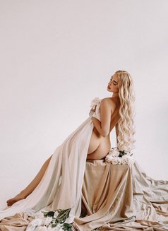 Amina - escort in Dubai Photo 12 of 18