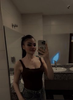 Amira - puta in Dubai Photo 1 of 4