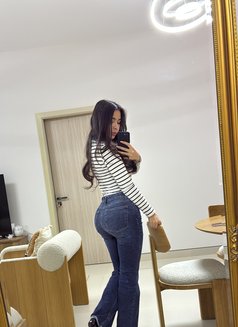 Amira - puta in Dubai Photo 6 of 8