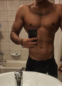 Amis - masseur in Muscat Photo 11 of 12