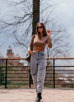 Amisha Patel - escort in Surat Photo 5 of 6