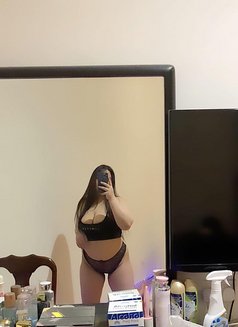 Ammy - puta in Al Manama Photo 2 of 6