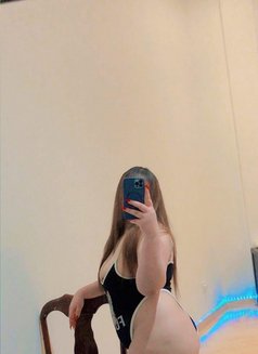 Ammy - puta in Al Manama Photo 3 of 6