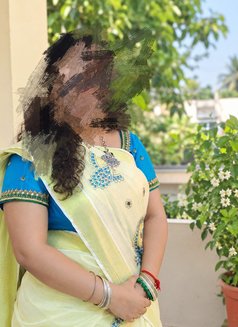 Lakshmi Tamil Working girlGF experience - puta in Dubai Photo 6 of 7