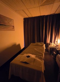 Amy - masseuse in Canberra Photo 7 of 8