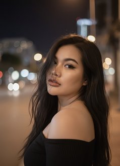 Amy - puta in Al Manama Photo 1 of 5