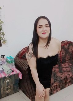 Amy - escort in Muscat Photo 3 of 8