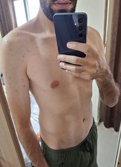 An0 - Acompañantes masculino in Beirut Photo 2 of 4