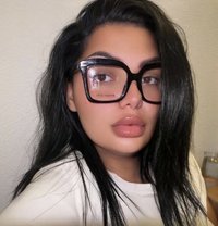 Ana - puta in Dubai