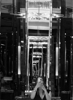 Anahita - puta in Dubai Photo 11 of 11