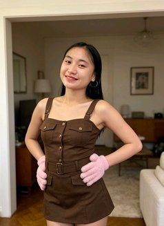 Analyn - escort in Manila Photo 2 of 5