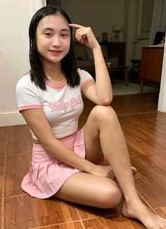 Analyn - escort in Manila Photo 4 of 5
