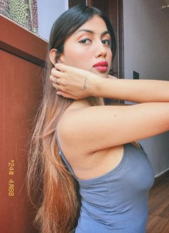 Kanishka - puta in Pune Photo 2 of 2