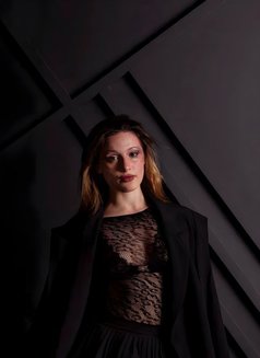 Anastasia - puta in Dubai Photo 4 of 7