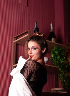 Anastasia - puta in Dubai Photo 5 of 7