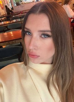 Anastasia - puta in Dubai Photo 4 of 9