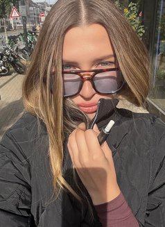 Anastasia - puta in Dubai Photo 7 of 9