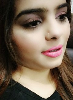 Anaya - puta in Dubai Photo 2 of 3