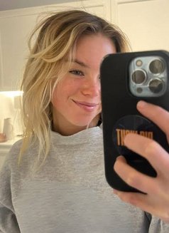 Andii - escort in Cairo Photo 2 of 3