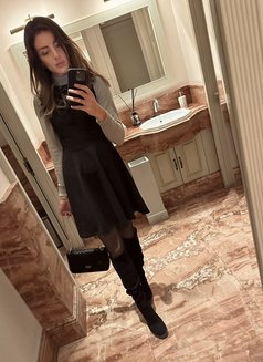 Andrea - puta in Dubai Photo 1 of 3