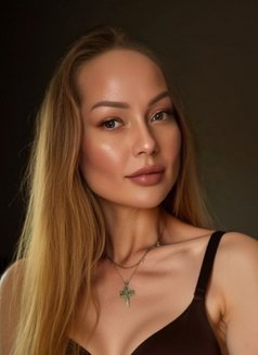 Andrea - escort in Jeddah Photo 1 of 8