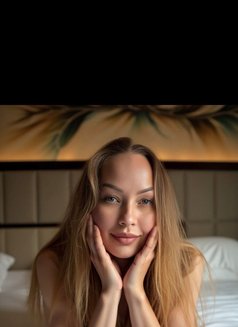 Andrea - escort in Jeddah Photo 3 of 8