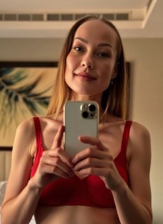 Andrea - escort in Jeddah Photo 7 of 8