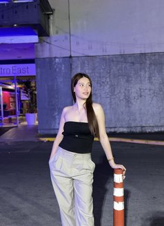 Andrea - escort in Manila Photo 2 of 3