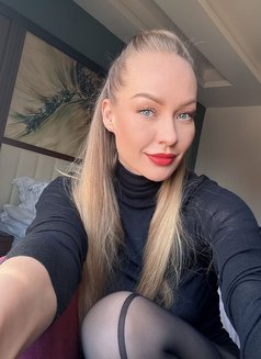 Andrea - escort in Paris Photo 9 of 15