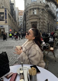 Andrea - puta in Thane Photo 2 of 7