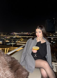 Andrea - puta in Thane Photo 3 of 7