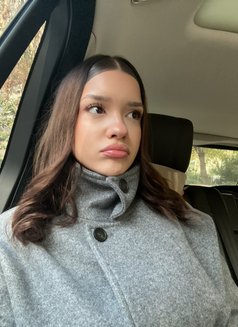 Andrea - puta in Thane Photo 5 of 7