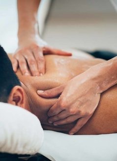 Andy Therapeutic Massage - Acompañantes masculino in Al Manama Photo 5 of 5