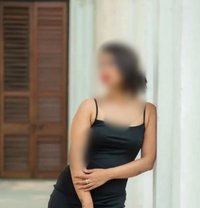 Akriti Singh - puta in Mumbai Photo 1 of 8