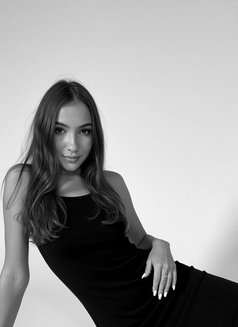 Angel - escort in Bali Photo 5 of 11